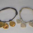 Bracelets sur lien ciré, argent et plaqué or. Prix : 65,00 €