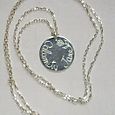 Collier long argent une médaille : prix 65,00 €