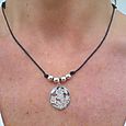 Collier fin médaille fleurs : 20.00 €