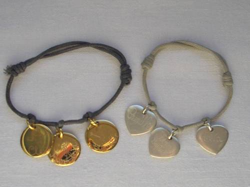 Bracelets sur lien ciré, argent et plaqué or. Prix : 65,00 €